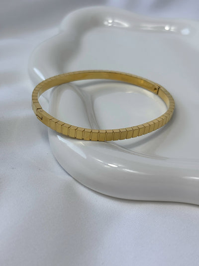 Goldenes Armband mit Rillenstruktur - Bangel - Clasthetic