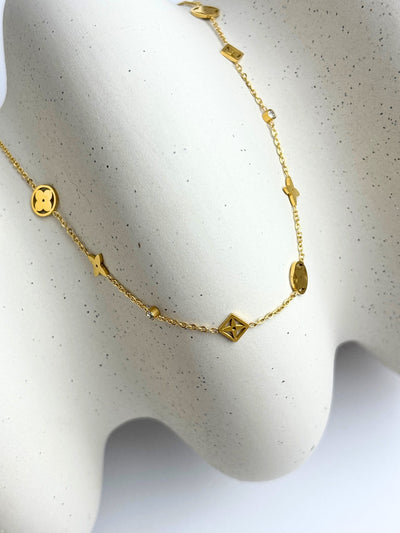 Feine LANI Halskette mit 18 Karat Vergoldung – eleganter Look, wasserfest, auf Stoff präsentiert – Clasthetic