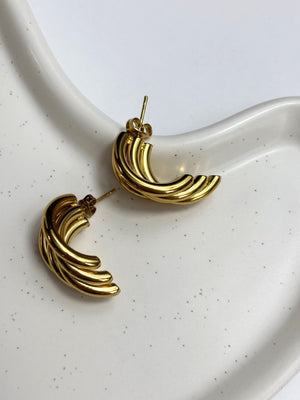 Goldene Luna Ohrstecker – 18 Karat, wasserfest, elegantes Design auf glattem Tablett präsentiert – Clasthetic Schmuck